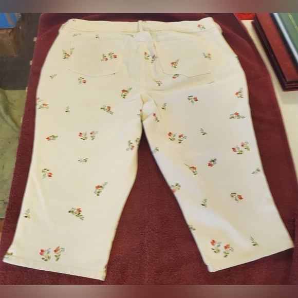 Capri Jeans & Long-Sleeve Sweater Set, (NYDJ & Loft) - Picture 5 of 14